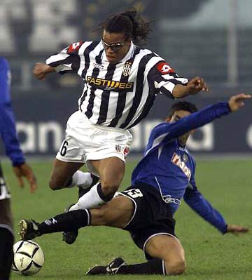 官方：多特与34岁第二门将亚历山大-迈尔续约至2027年