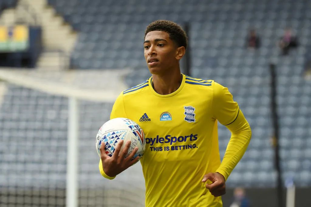 记者：徐彬可能外租葡萄牙，会考虑个人意愿；12月初回国集训