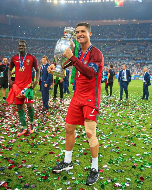 贝宁主帅：我对本届非洲杯的裁判水平非常不满，简直乱套了（贝宁主帅炮轰非洲杯执法：本届裁判水准令人失望，判罚一片混乱）