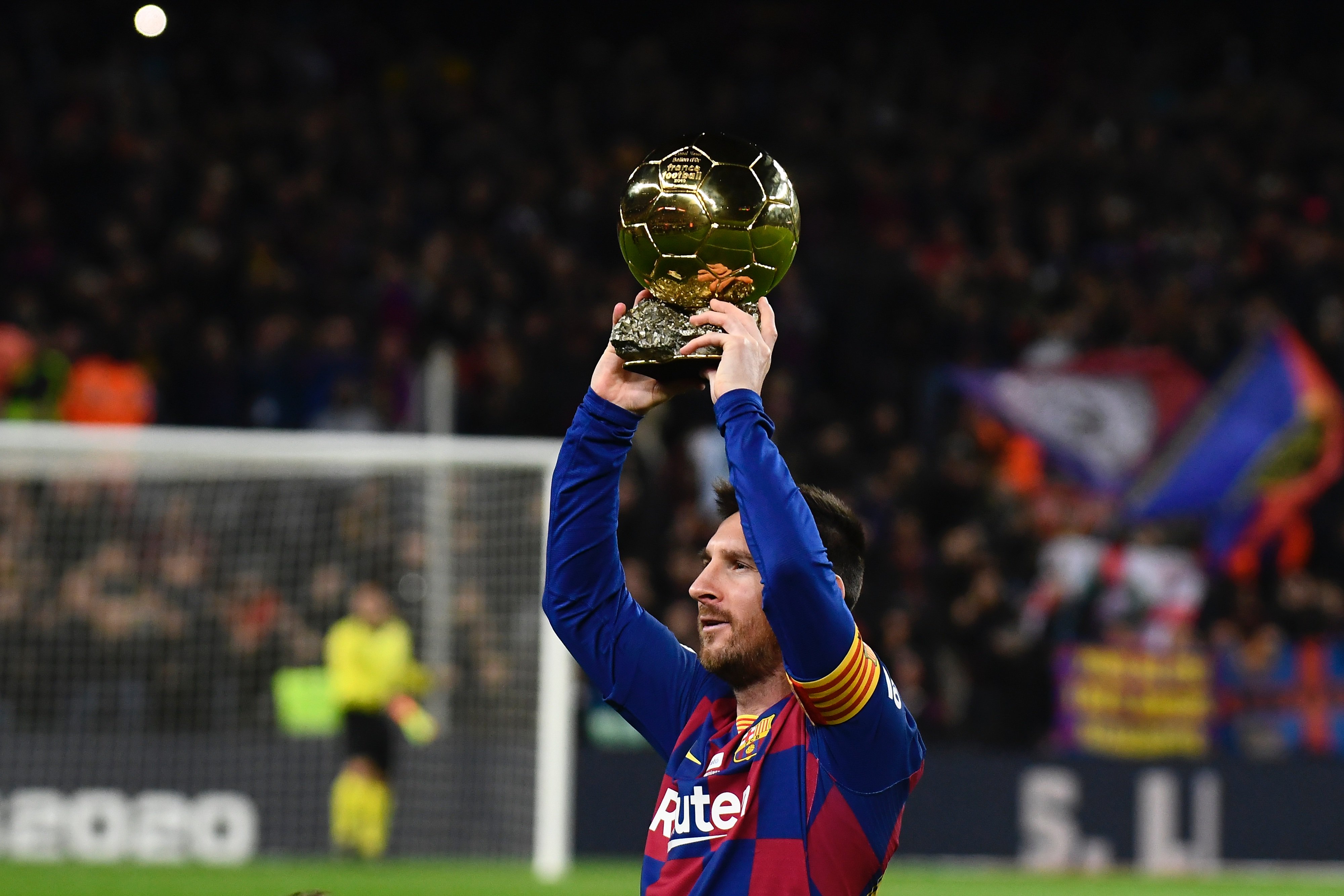 图片报：和罗马诺报道相反，莱比锡后卫比施亚布冬窗不会离队（图片报：与罗马诺说法相左，莱比锡后卫比施亚布今冬留队）