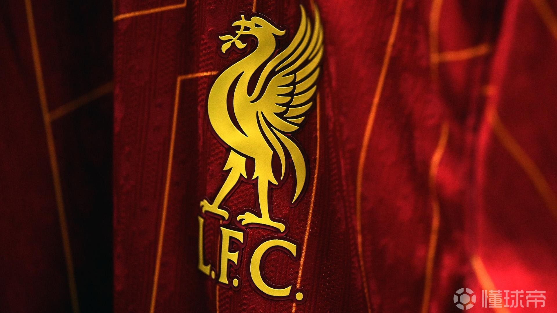 尤文全队和球迷一起出现在登机口，斯帕莱蒂和球迷们友好互动