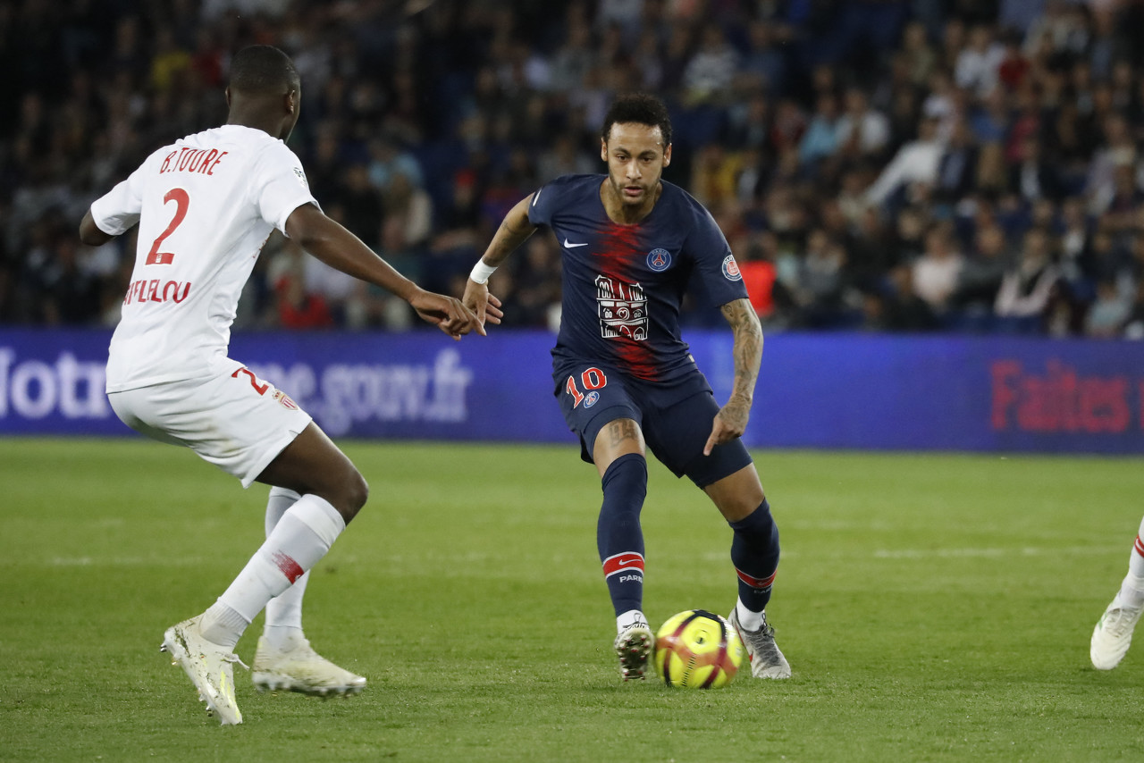 中超比赛亮点：上海海港绝杀山东泰山,（中超焦点战：上海海港补时绝杀山东泰山）