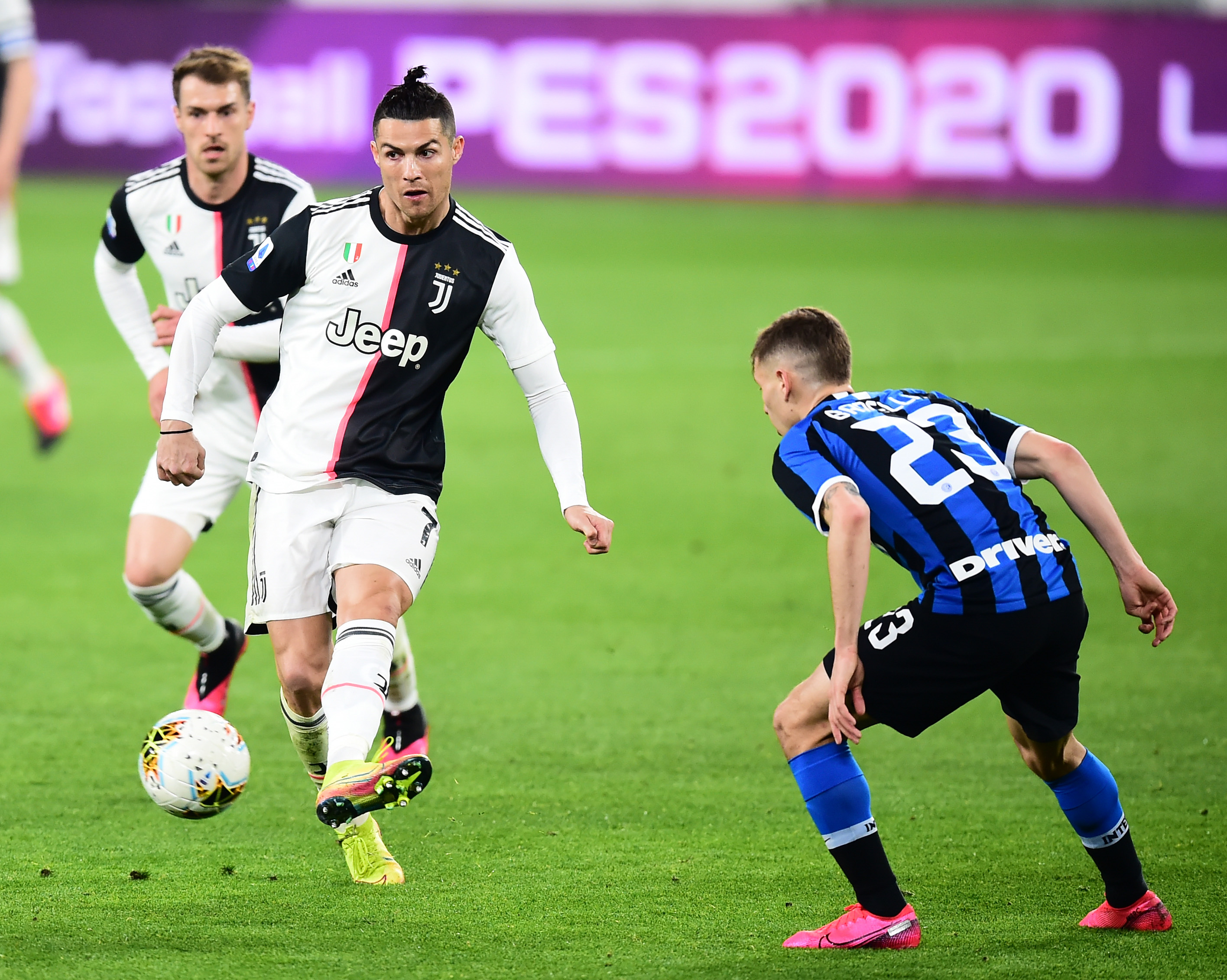 欧冠前瞻：天王山战役！枪手拜仁对决火热来袭，谁是全欧最强？（欧冠前瞻：巅峰对决一触即发！阿森纳VS拜仁，谁是欧洲最强王者？）