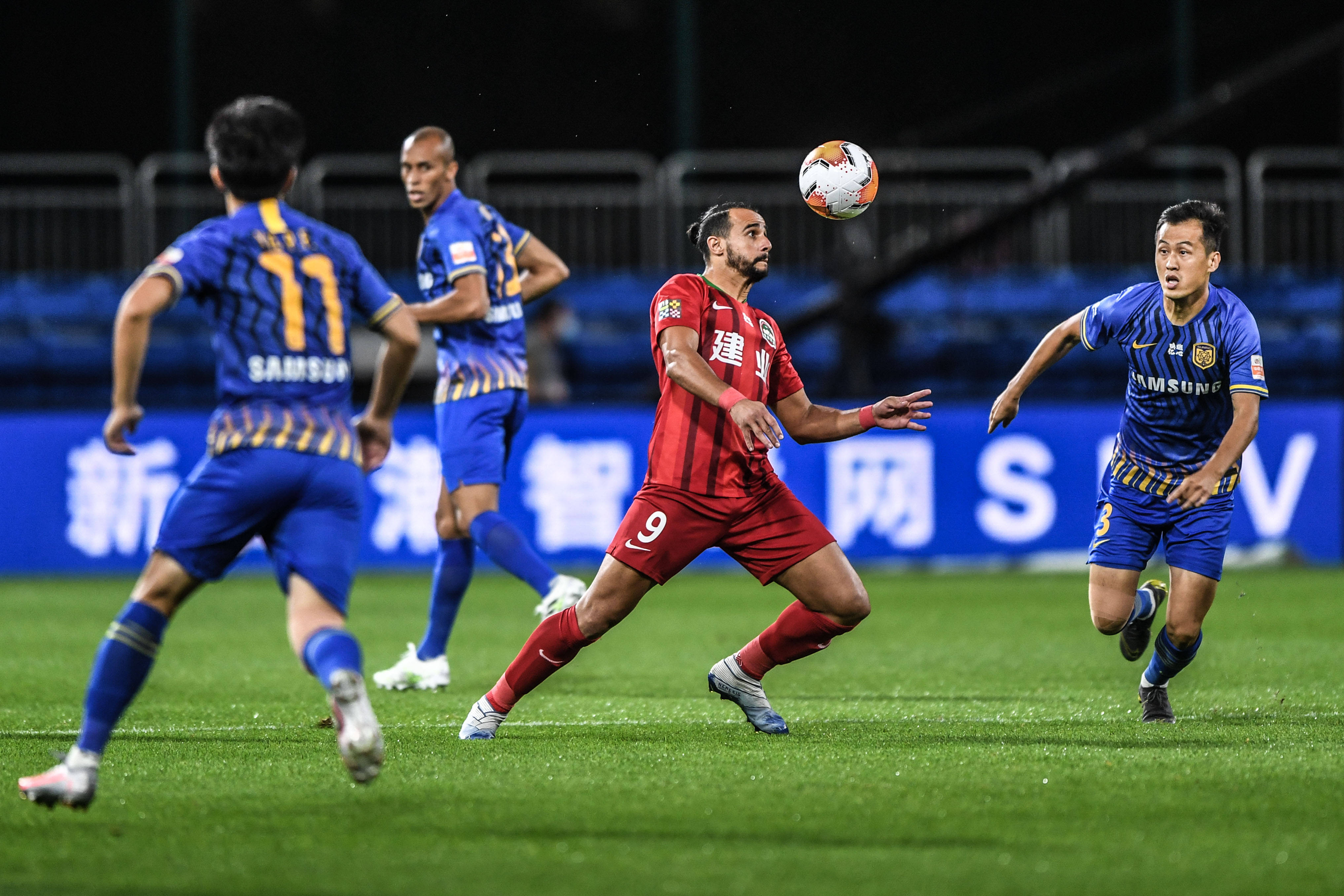 意甲联赛焦点战：尤文图斯险胜罗马