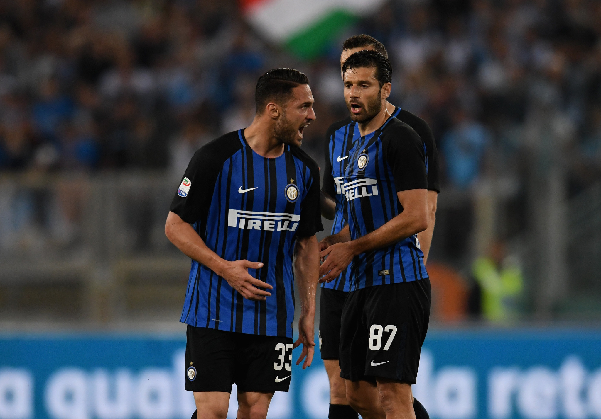 传统环节，利物浦全队戴圣诞帽在训练场拍大合照（利物浦延续传统 全队戴圣诞帽训练场大合影）